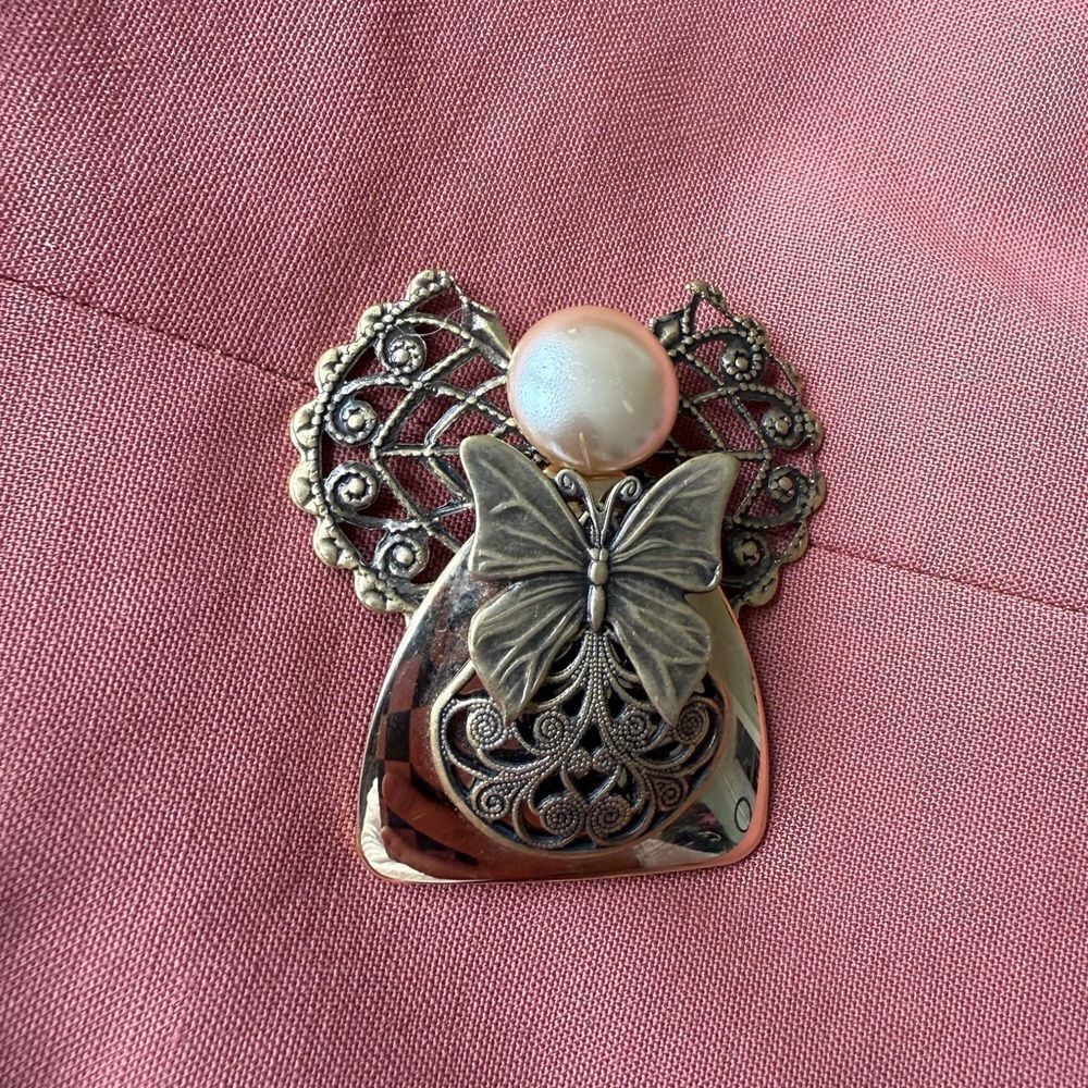 90s Jane Davis (AOL)โAngel and Butterfly Cottage Core Cozy Brooch